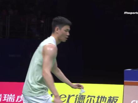 李梓嘉太屌了‼️ 一起来再次欣赏这经典三球 ‼️
李梓嘉风格真的独具一格,这种机智和反应真的太有观赏性。
恭喜李梓嘉战胜周天成为马来西亚拿下宝贵的第二分💪🏼
#周天成 #李梓嘉 #2023苏迪曼杯 #羽毛球精彩片段 #记录精彩瞬间