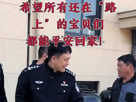 失散到山东弟弟55年后终于回家了,母亲还健在,母亲抱住小儿子痛哭不止,回家路等了55年,五个兄弟团圆了。#商朝阳#寻亲#宝贝回家#传播正能量让爱回家#认亲现场