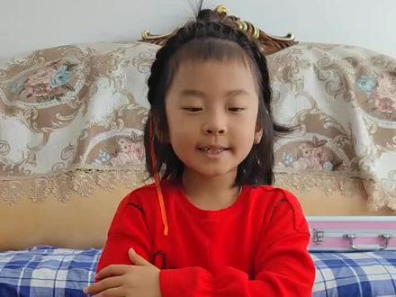 线上作业,用正方体,长方体,球体,圆柱体搭建房子,姜同学搭建的很不错哦,不过,麻麻用纸折叠的正方体相当完美,麻麻太有才了,哈哈#非常时期在家自娱自乐 #疫情期间在家带娃 #我们一起加油 #认真的样子真可爱