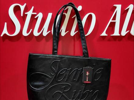 名创jennie快闪托特包实物来啦!
附尺寸40x28cm左右,容量很可以!求快闪速速补货啊啊!
#名创优品jennie #jennie快闪 #jennie联名 #喜欢这个小东西 #解锁开心新方式