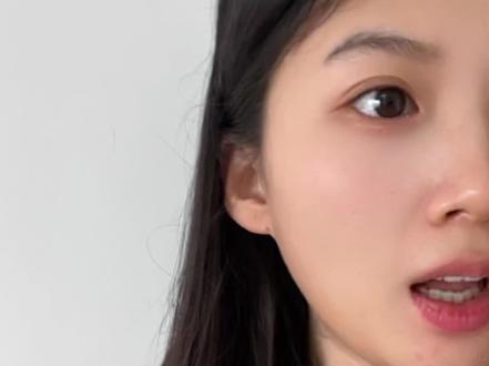 高敏感人一旦找到主体性人生就像开了挂,我也是终于体会到了。以前任何人的语气、情绪甚至眼神,都能让我陷入内耗,被动地大量输入外界的信息,却不知道该怎么处理,被别人的情绪带着走,结果就是迷茫、焦虑、低能量。
但是夺回自己的主体性之后,我感觉做什么事情都超级顺。这些年我成功转行、找到工作,做自媒体不到一个月就有了很多粉丝,还和最喜欢的博主互关了。当我只在乎我自己的感受的时候,反而所有事情都有利于我。
关于夺回主体性,我总结了这几点:
首先,不再过度解读别人,别人怎么看你,只能说明他是什么样的人,而不是你怎样。
第二,不再讨好别人来获得认同,你的价值应该由你自己来定义,好或坏、对或错,应该由你自己来判断,而不是让别人来雕刻你。
第三,练习允许被讨厌的能力,这是最关键的一步。当你不再试图让所有人满意,才能获得真正的自由,你不是人民币,没有办法让所有人都喜欢你。
最后,戒掉委屈感,不要觉得自己很可怜,把期待从别人身上收回来,你就会发现内心力量有多强大。
姐妹们,高敏感是我们的天赋,但是没有坚定的内核,就成了承载别人情绪的工具。从现在开始,停止内耗,不要再浪费你的天赋,夺回你人生的掌控权。#真实分享生活计划#口播 #高敏感#主体性