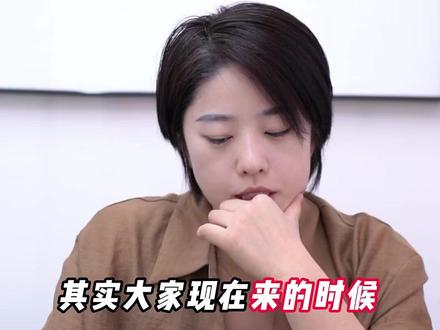 低角面型怎么设计拔牙? 📌 低角人群的典型特征
🦷 咬肌力强、骨头偏硬,常伴随深覆合,部分伴随深覆盖;
👤 面型&唇形:嘴唇偏长、干瘪内陷,脸型偏方形;
⚠️ 矫正难点:矫正周期长,打开深覆合速度慢,部分案例可能需要三四年。
#年轻
✅ 低角人群拔牙的核心原则
优先不拔牙:因咬肌力强、矫正难度大,无特殊情况尽量避免拔牙;
必须拔牙的情况:若低角同时伴随严重牙列拥挤,需计算牙齿排齐所需空间——拔牙后剩余少量牙缝,关闭效率更高,最终矫正效果更优;
总结:低角不是拔牙禁忌,关键看牙列拥挤程度和空间测算结果。
#深圳牙齿矫正 #牙齿不齐 #拔牙矫正 #牙齿有白斑点怎么消除 #低角面型