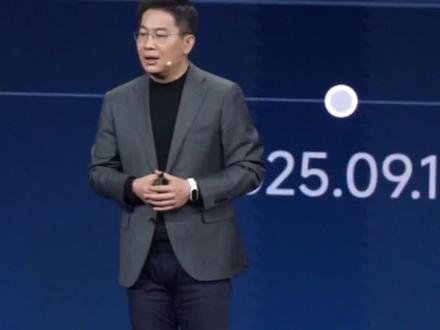 2025小米“人车家全生态”合作伙伴大会上,小米集团合伙人、集团总裁卢伟冰表示,今年4月以来,小米陆续推出了Xiaomi MiMo语言、多模态、语音系列基座大模型,并面向全球开发者开源,推出后备受好评;12月16日晚,Xiaomi MiMo-V2-Flash宣布正式开源,凭借代码与Agent能力强、生成速度快、推理成本低等实力表现,在多个Agent测评基准上跻身“全球开源模型TOP2”。#小米 #大语言模型