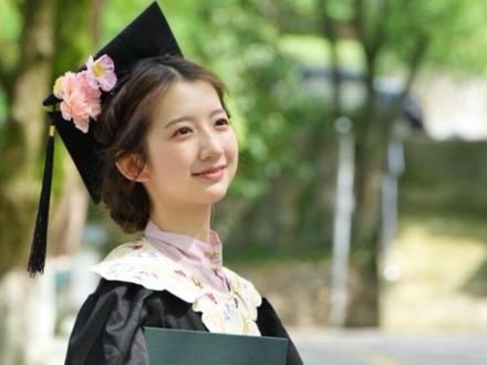 低成本自制簪花学士帽🎓!毕业季拍照太好看了
#簪花学士帽 #学士服毕业照 #学士服 #鲜花与学士服 #毕业是青春的开幕式