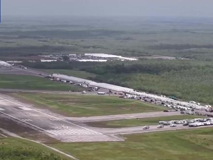 #美国鳄鱼恶魔岛内部画面曝光 【#美鳄鱼蟒蛇景点改移民监狱了 】7月1日,美国在佛罗里达州新设的移民监狱“鳄鱼恶魔岛”正式启用,坐落于佛罗里达大沼泽地,以鳄鱼、蟒蛇等爬行动物环伺而“闻名”。特朗普专程前去“剪彩”,还开起玩笑:“如果他们越狱了,得知道怎么从鳄鱼口中逃跑。”“我可一点都不想出去走走。很快这里就会关押一些最具威胁性的移民。”
“恶魔岛”又名阿尔卡特拉斯岛,在20世纪30年代至60年代是以条件极其恶劣、越狱难而“闻名”的重刑犯监狱,关闭后被开发成旅游景点。(来源:央视新闻)