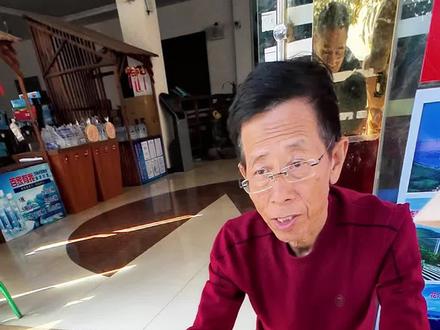 非常专业的景区售票员+讲解员+守门员。😁