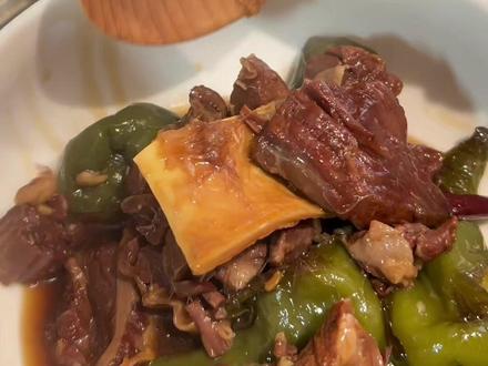 村驴老师你照镜子真的能看到自己吗!!!
跟村驴老师做的辣椒酱牛肉!!!
也太好吃了!!
预计分两天吃完,结果一天炫完了!!!
高压锅做真的太方便了!!!
#村驴 #牛肉 #辣椒