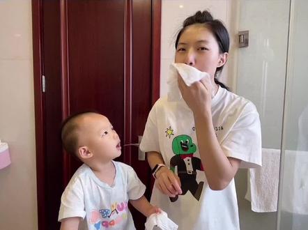 晨间洗漱,可以说的亲子英语:
【走进卫生间】
Time to wash up该洗漱啦。
Let's go to the bathroom 我们去卫生间吧。
Watch your step. The floor might be slippery. 注意脚下,这个地方可能有点滑。
【洗脸】
Turn on the water,warm,not hot.打开水龙头,温温的,不要太热。
Here,use the towel,don't rub too hard. 这里,用毛巾,不要太用力搓。
【刷牙】
Here's your toothbrush.这是你的牙刷。
Squeeze some toothpaste.挤点牙膏。
start rushing.开始刷牙啦。
Don't forget the back teeth. 不要忘了牙齿背面。
Spit it out.把水吐出来。
Rinse your mouth.漱漱口。
#英语启蒙 #亲子英语 #双语启蒙 #亲子口语 #双语宝宝