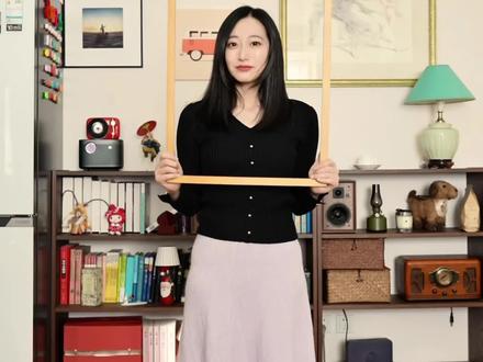 有手就会❗️春日绝美毛线画DIY教程 ,不用一滴胶水 春天来啦,给家里添加一些鲜艳的色彩吧!20搞定绝美彩虹🌈毛线画,手残党也能轻松搞定,而且全程不需要任何胶水,可以和家里小朋友一起完成!
春天到了,一起给家里添点鲜艳的颜色吧!
🔴材料:毛线 🧶
画框🖼️ :40×50cm
🟢制作:利用画框背板缠毛线就可以, 我运用了 5 个色系,每一个色系捆绑的距离是 10cm,要提前在画框背面画好尺寸。
🔵颜色清单如下:
🟥红色:绯红,正红,酒红
🟧橘色:橘色,砖橙,浅橙
🟨黄色:浅黄,明黄,秋黄
🟩绿色:水绿,芽绿,艾绿,翠绿
🟦蓝色:浅蓝,天蓝,水蓝,孔雀蓝深蓝
🟡起线的时候,在画框背面系一个结,开始一圈圈绕就可以,收尾的时候将末端的线头系在起始的线头上,系牢固即可。每个颜色一卷足矣(值得说明的是,浅色不显色,可以多缠几圈)
🟣可以在每一个色系中穿插上面和下面的颜色,这样颜色搭配起来有呼应而不会觉得突兀了,比如在桔色系中穿插上面红色系中的两行正红色,和下面黄色系中的明黄色,起到过度和点缀效果即可,切勿大面积的使用。
#好喜欢我的家 #我的动手日记 #毛线画 #春天手工 #dou上热门 @DOU+小助手