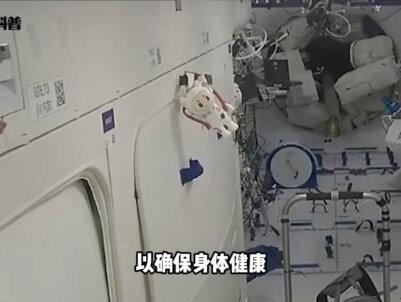 女航天员在太空中,一待就是180多天,生理期怎么解决? #女航天员 #神18发射 #看世界 #涨知识