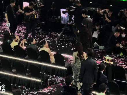 话筒架子看你给王姐和龚俊忙活的!#王玉雯#龚俊#话筒架#星光大赏#抽象