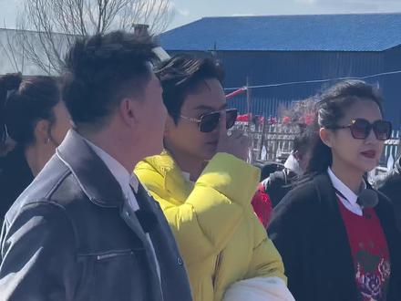 今天不是小科员,是粉丝儿,去围观结婚啦,陆毅好帅,鲍蕾好美,张鹤伦也太白了,孟鹤堂穿的也太厚了😂#贝加尔阿楠