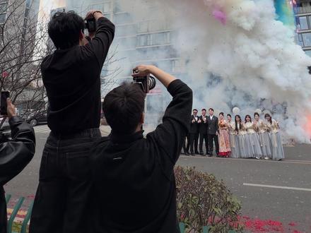 最近很火的乐清彩色烟花!!给你们看一下我们的婚礼第一视角!!!!!!!!!!!#新年快乐 #婚礼彩烟 #泽一影像