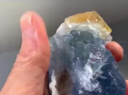 萤石又称氟石,自然界中较常见的一种矿物,可以与其他多种矿物共生。主要成分是氟化钙,结晶为八面体和立方体,晶体呈玻璃光泽,颜色鲜艳多变,部分样本在受摩擦,加热,紫外线照射等情况下可以发光,常存在于花岗岩,伟晶岩等岩石内,因质地比较脆而不常被用作宝石,在工业方面,萤石是氟的主要来源,能够制备各种化合物。赣州东能科技专注生产矿山机械,有着丰富经验的技术人员,根据您的选厂特点、预算、物料为您提供专业的选型指导,帮助您选择适合型号,依据实际需求为您量身设计专属的生产线。如果想深入了解生产线或配置方案及其他相关请联系我们,我们将立即为您解决!#选矿设备厂家 #赣州东能科技 #萤石矿 #工厂实拍视频 #专业的事交给专业的人 #只做高品质 #源头实力厂家#萤石设备 #矿物晶体