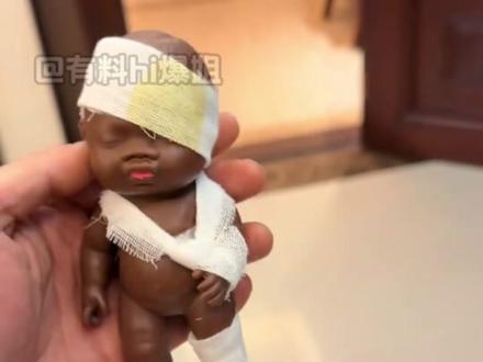 到底是谁在喜欢这个小黑娃啊!#娜塔莎#捏捏公仔#搞笑