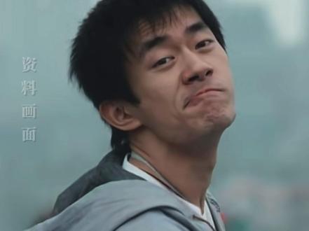 易烊千玺因身体原因 终止原来进组安排。拍《小小的我》曾半年维持特殊肢体状态,致使关节变形损伤,后遗症在戏外可见#易烊千玺 #演员 #受伤