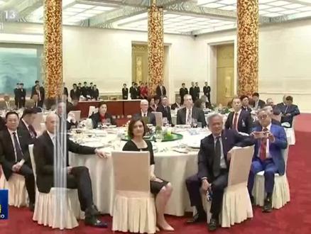 左边库克,右边马斯克!女王周群飞才是真正的C位! #马斯克 真正低调的隐藏大佬