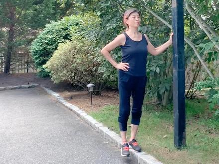 #膝盖疼 怎么办?甩腿,坚持哦#膝关节疼痛 #膝盖锻炼