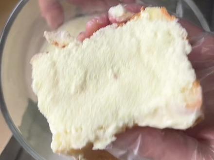 戚风这样吃也太好吃了吧…今天试了个#戚风蛋糕 的新配方,做了#冰乳酪蛋糕 ,冰冰凉凉酸酸甜甜…#下午茶 #家庭自制蛋糕