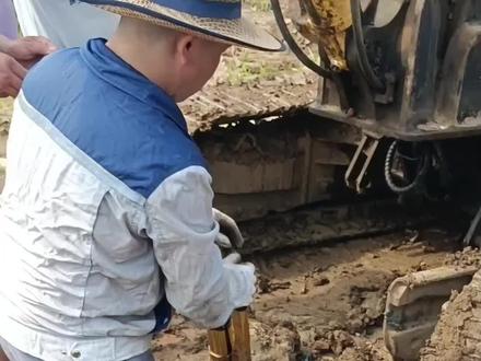 挖机履带安装,讲解张紧油缸原理,履带怎么安装#挖机 #学技术 #挖掘机培训 #零基础教学 #挖机教学