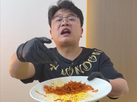 这霸王丝辣条真有那么辣吗?买回来,尝尝味儿#霸王丝辣条 #零食测评