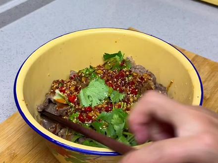 鲜香入味的凉拌牛肉,嫩到入口即化!
脆爽黄瓜打底,配上紧实软嫩的牛肉片,麻辣鲜香裹满每一口,清爽解腻又下饭,一口沦陷太解馋~#晚饭吃什么 #抖音美食创作人