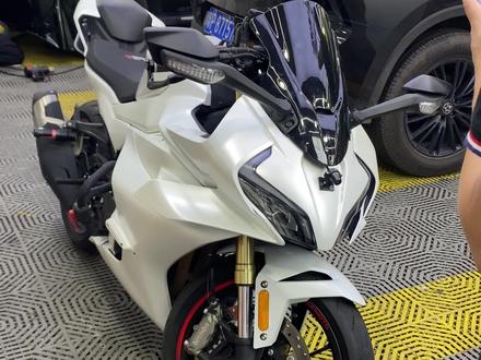 春风450sr 幽灵白。