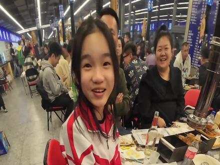 各位衣食父母,脑筋急转弯,爸爸叫包子,妈妈叫饺子,儿子叫什么?#脑筋急转弯#烧烤