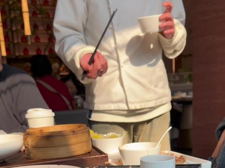 绍兴天地“几荷里”餐厅用“死鱼”做的三鲜汤鱼丸,毛血旺里用的也不是真鸭血。简直把绍兴人的脸都丢光了。