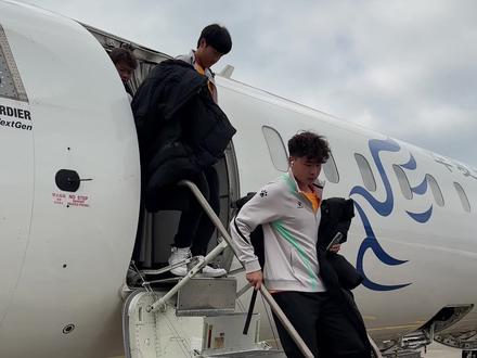 西双版纳队从昭通返回 家乡球迷 “猫哆哩” “哨哆哩”热情迎接 #云南省城市足球联赛#滇超联赛有多dian#跟着“滇超”游西双版纳#雨林少年,勇征滇超##版纳有象,征服全场#