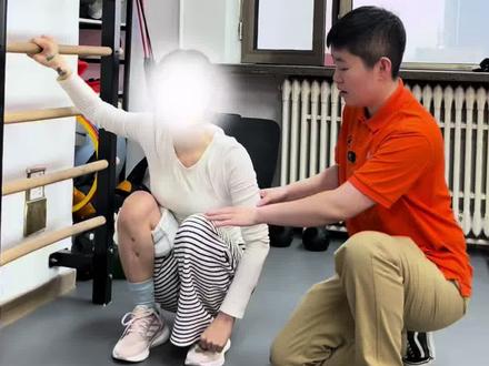 双踝骨折 踝关节受伤后,角度下不去,特别是下蹲和下楼梯时卡卡的,而且能感觉到膝盖位置一前一后,那就说明,我们还是背屈角度不够,受限导致的。手法松动距骨,手法按摩小腿肌肉,循序渐进去做就会有所改变。
#背屈受限 #踝关节 #无法下蹲 #下蹲不全 #踝关节康复