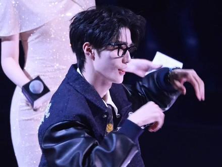 亮司随机抖舞 #亮司#抖音美好跨年季 #抖音美好惊喜夜 #抖音美好惊喜夜直播