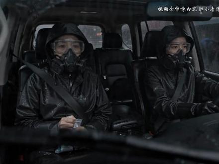 第八集:妈妈进门了 这一次,谁求都不开。 上一世,妈妈死在门外。
这一世,姜昭终于把妈妈带进了安全屋。
但门外的人,也把危险带来了。
这扇门,该不该开?#末日安全屋 #女频末日 #重生复仇 #黑雨末世 #AI创作浪潮计划