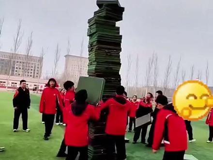 学生体育课垒垫子玩疯了,垒到最高全员哇哇喊! 网友:青春的感觉真好 简单的快乐最治愈