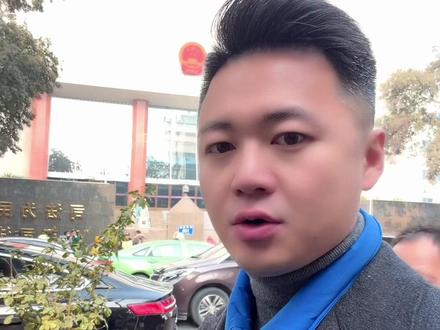 成都女子家门口遇害案一审二次开庭 小梁哥蹲座在法院门口,等待一个答案#紫雅 #热点新闻事件