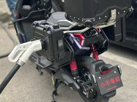 小牛fx风速版小牛fxt304不锈钢定制三箱架搭配锐德快冲边箱锐德快冲三箱订做定制改装案例加装尾箱支架后衣架外卖架后尾箱三箱架#小牛fx风速#小牛fxt#小牛fx