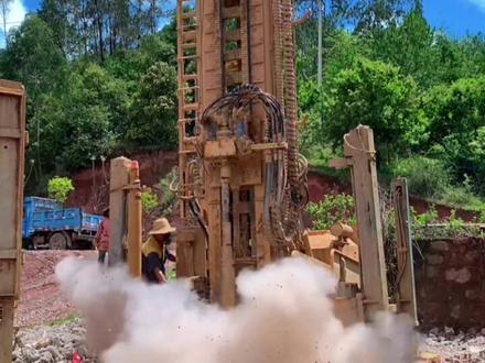 #打井钻井 百口难遇一口的自流井,是如何钻成的~如果是你 会为了钻一口井,把房子都拆了钻吗?#自流井 #钻井步骤 #钻井全过程 #楚雄华源钻井队 #用心守护美好生活