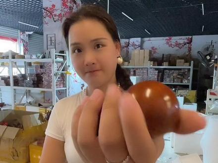 关于手球的,第一是材质保真,第二是它真的容易开裂,如果有强迫症或者完美主义者,建议不要购买#红木家具 #真材实料才能做出好味道 #国标红木
