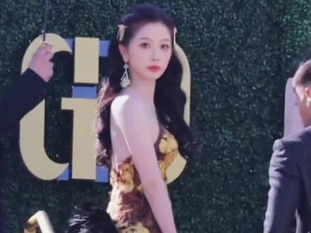 Gold Gala 是亚裔顶流圈层的顶级闭门峰会,不是花钱能进的红毯,虞书欣这次是拿到了内娱95后目前最高的国际官方认可之一。
二、虞书欣受邀含金量(对内娱95后意味着什么)
- 身份:创办5年首位受邀的中国籍95后艺人,官方头衔是亚太青年艺术家代表。
- 名额稀缺:中国籍艺人常年个位数名额,此前多为国际巨星,95后此前无人。
- 入选硬标准国际影响力:作品(《苍兰诀》《永夜星河》)覆盖百国+,海外播放量、口碑过硬。
行业地位:内娱顶流里少数不靠红毯、靠作品出海的新生代。
- 意义:从“内娱小花”→被好莱坞主流亚裔圈层盖章的文化交流大使,属于里程碑式认可。
三、和其他国际红毯的区别
- Gold Gala:官方影响力认证 + 精英闭门峰会 > 戛纳主竞赛/威尼斯主竞赛(作品为王) > 戛纳红毯(品牌邀请) > Met Gala(时尚资源)。能去的,都是在国际上有实打实地位和作品的;虞书欣是内娱95后里第一个拿到这个级别的,含金量非常高#虞书欣牛逼