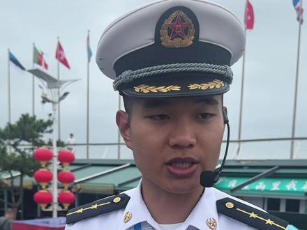 舰艇开放日活动现场海军讲解员哥哥给市民介绍,毕业就在部队了,本科毕业授于少尉军衔!#中国人民海军生日快乐 #致敬军旅 #人民子弟兵 #北海舰队 #青岛