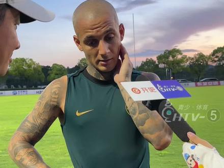 #米特里策 加盟浙江队已有半个多月,首秀45分钟独造3球引爆黄龙!面对中超强度,这位30岁罗甲MVP坦言:“强度不低,仍需磨合,但杭州的美景和球队的潜力让我坚信——这里定能成就伟大!”