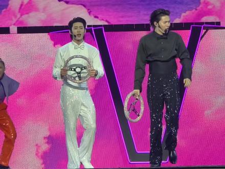威鲨23/24,黑白互换,c位和看台位,甜甜的年下❤️#2026Gmmlol演唱会 #这舞台谁顶得住啊 #魔性舞台 #双人舞台 #WilliamEst威廉小鲨鱼