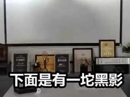 #大灯升级 #led车灯 #起亚狮跑 #长安糯玉米 #专业改灯 更换LED灯泡如何调光?
为什么装了LED灯泡会有暗区和黑影?
什么车适合装LED灯泡什么车不适合?
LED灯泡都是垂直安装的,如果感觉灯光还发散,那就是你原车灯碗的问题,不适合裸装LED灯泡,不是更亮而是更白。如果原车有透镜,需要根据透镜内部的反光形式确定LED灯泡的方向,大部分也是垂直向下安装,电源线垂直向下,如果感觉光影光型不好,也可以对着墙3-8米调节光型和聚光。氙气灯泡和卤素灯泡四面发光不需要调光。原车透镜散光和阴影太厉害,就需要考虑更换透镜总成。