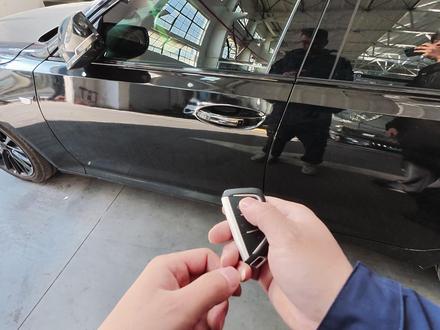 凯迪拉克车主注意!按压遥控没反应就2个问题,看完自己就能搞! 兄弟们!凯迪拉克遥控按了没反应,千万别慌!尤其CT5/CT6/新XT5,这2个问题最常见,自己动手就搞定!
先扯出机械钥匙,挑开门把手外盖,锁孔下转2圈回1圈,车门轻松开。
进车后把钥匙怼杯架应急槽,钥匙没电也能打火启动。
遥控钥匙没电就换CR2450电池,换完还不行?就是车子亏电了。主驾下方开舱盖,机舱左侧红盖是正极,旁侧铁柱是负极,跨接搭电就着车!
十年专修通用凯迪拉克,专讲车主用得上的干货,关注我,修车少走弯路!#凯迪拉克ct5 #凯迪拉克钥匙电池 #凯迪拉克无法启动 #凯迪拉克应急启动 #新款XT5 @凯迪拉克 @DOU+上热门