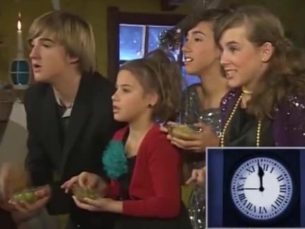 一想到在跨年的时候全世界在庆祝,只有西班牙沉默的不约而同的吃下12颗葡萄就想笑~#西班牙 #跨年 #冷知识 #习俗