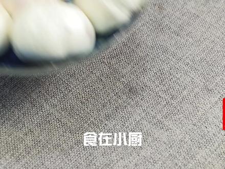 大蒜包饺子,没想到这么好吃,比肉馅的还香,老公隔三差五点名吃