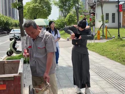 环卫老人被刁难,最后被惩治!