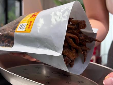 #好吃不贵 绝了~放假男闺蜜来找我打麻将,我随手拆开一袋椒盐鸡翅尖,毫不夸张的说,它啃了一晚上!好吃到骨头都想嗦干净,配料巨干净,老人小孩都可以放心吃,每一块都紧实有嚼劲,焦香入味,咸香刚刚好!#强烈推荐 #椒盐鸡翅尖 #追剧小零食 #解馋