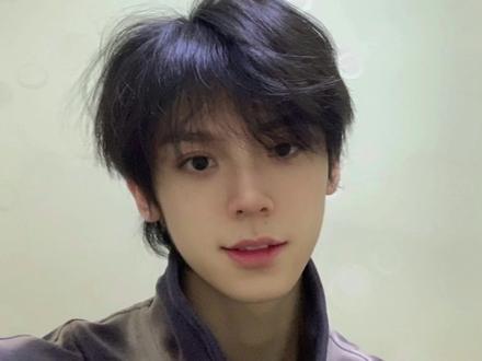 依旧小巧思,鑫左的棉花娃娃都有对方的yys元素
两个人一起回重庆后一点动静也没有,今天前后脚一个发wb一个发高会。
航的喉咙哑了,嘴唇有一块红红的貌似破了,鑫这么爱臭美的居然没发自拍照,娃娃的拍照背景又很像,航的貌似调了色不像直出
你俩这两天到底在干嘛#鑫之左想 #朱志鑫 #左航