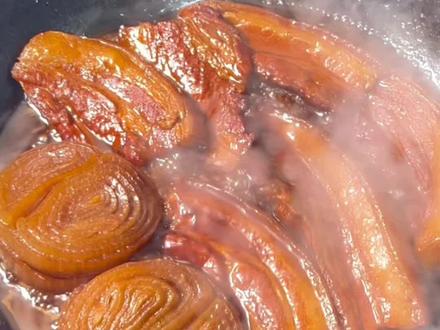 公瑾跺脚把子肉,香到跺脚的快乐
肥而不腻,入口即化
每一口都是治愈的满足感
#跺脚把子肉 #把子肉做法 #遥想公瑾当年 #家常美食 #好吃到爆